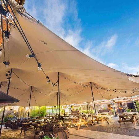 Court Yard Hotel 레익슬립 외부 사진